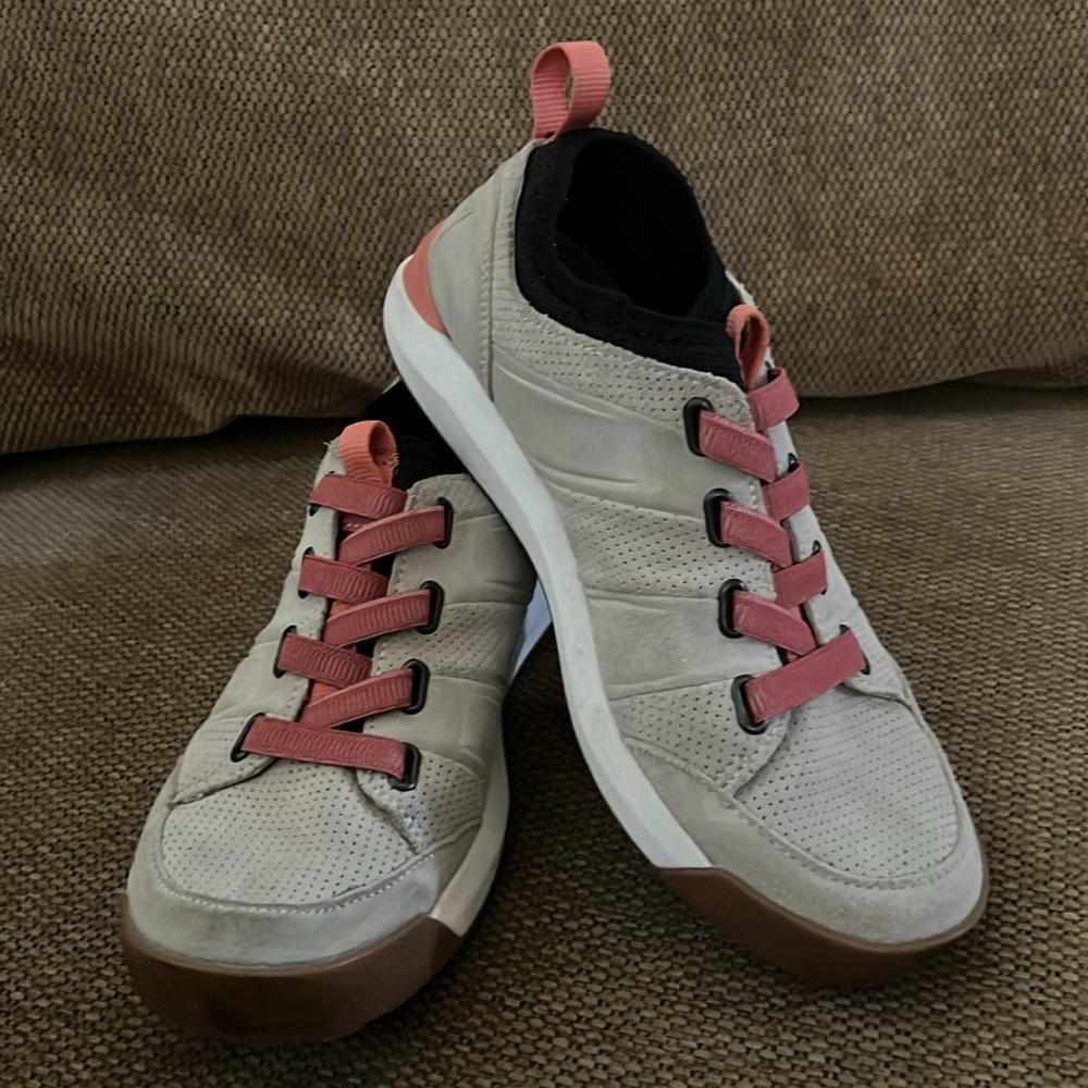 L.L. Bean Beige and Pink Sneakers Womens size 10‎